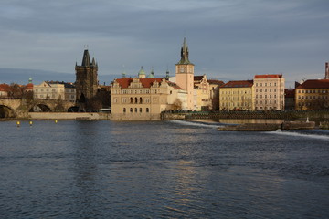 Fototapeta na wymiar Blick über die Moldau zur Altstadt in Prag