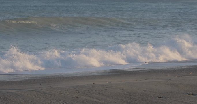 Oceano e mare mosso in tempesta con onde impetuose che si infrangono sulla spiaggia.