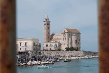 cattedrale di trani vista dal porto nel giorno della festa popolare quando portano il santo in mare