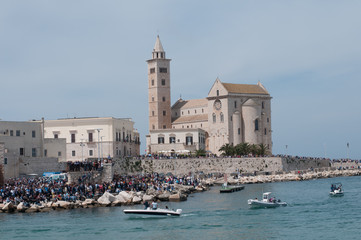 Fototapeta premium cattedrale di trani vista dal porto nel giorno della festa popolare quando portano il santo in mare