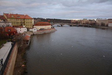 Fototapeta premium Prag an der Moldau, Brücke über dem Fluss