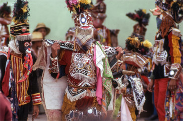 Danseurs masqués à la fête catholique traditionnelle de San Juan Zacatepeces au Guatemala en 1974