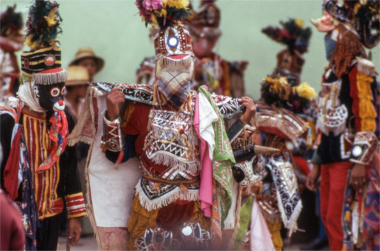 Danseurs masqu&eacute;s &agrave; la f&ecirc;te catholique traditionnelle de San Juan Zacatepeces au Guatemala en 1974