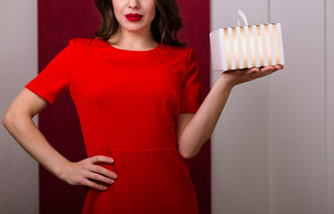 Obraz premium Woman holding a gift box