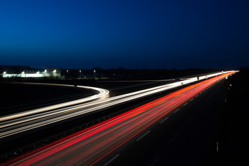 Fototapeta na wymiar Autobahn in der Dunkelheit