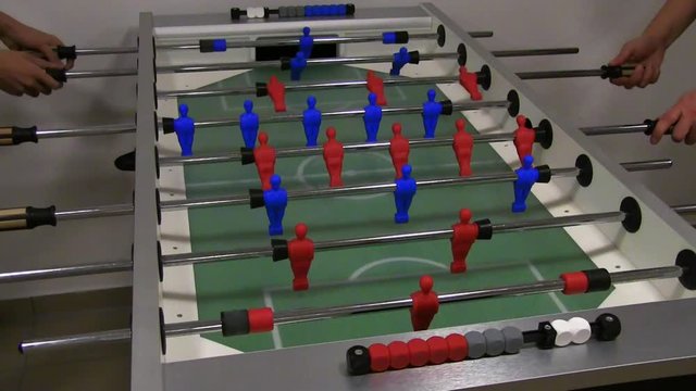 Tischfussball spielen