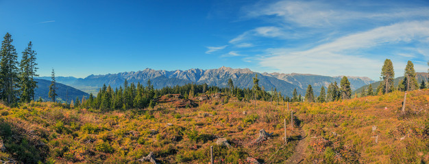 Panoramaaufnahme des Karwendelgebirgszuges bei bleuem Himmel mit leichter Bewölkung fotografiert...