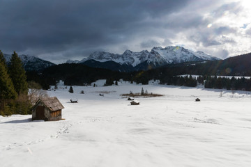 alter, desolater Heustadel am Geroldsee im Winter