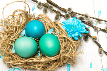 Wielkanocne tło z kolorowymi pisankami, baziami i kwiatami. Miejsce na tekst © czarny_bez