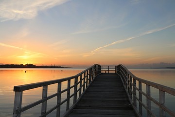 romantischer Sonnenaufgang am Steg an der Ostsee