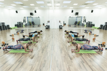 People training abdominal muscle in fitness clashroom