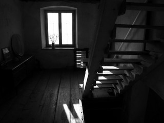 Fenster mit Vase und Zweigen im alten Treppenhaus eines Bauernhaus in Rudersau bei Rottenbuch im...