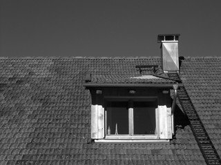 Altes Dach mit Schornstein, Mansarde und Dachgaube im Sonnenschein in Rudersau bei Rottenbuch im...