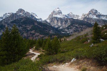 Obraz premium On the trail through the mountains