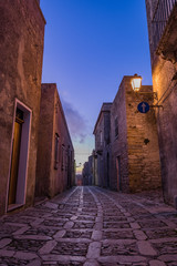 Naklejka premium Un vicolo caratteristico del borgo medievale di Erice al calar della sera, Sicilia 
