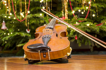 The violin front of a Christmas tree with decoration