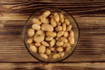 White kidney bean in glass bowl on wooden table