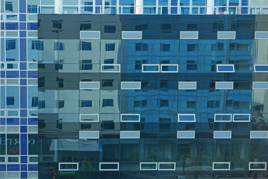 Ausschnitt der Glasfassade eines Bürogebäudes