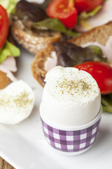 gekochtes Frühstücksei mit Brot