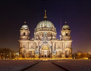 Berliner Dom bei Nacht Panorama © IndustryAndTravel