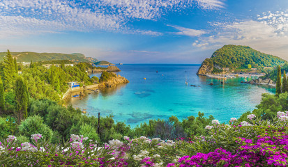 Fototapeta premium Panoramiczny widok Paleokastritsa laguny zatoka na wyspie Korfu, Grecja