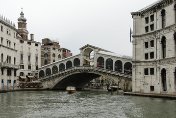Fototapeta na wymiar The famous Rialto Bridge (Ponte di Rialto) is one of the four bridges spanning the Grand Canal in Venice, Italy