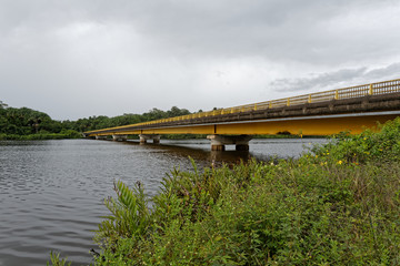 Fototapeta na wymiar Le pont de Sinnamary passage entre les villes de Kourou et Iracoubo en Guyane française