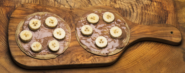 Crepes mit Nussmus und Bananenscheiben