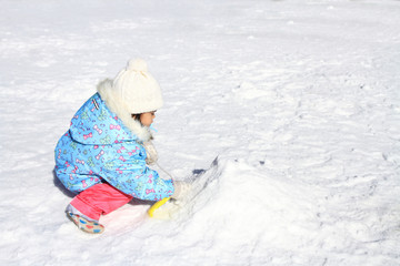 Fototapeta na wymiar 雪遊びをする幼児(3歳児)