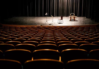 Store enrouleur sans perçage Théâtre Chaises en bois marron dans l& 39 auditorium sans personnes, podium visible