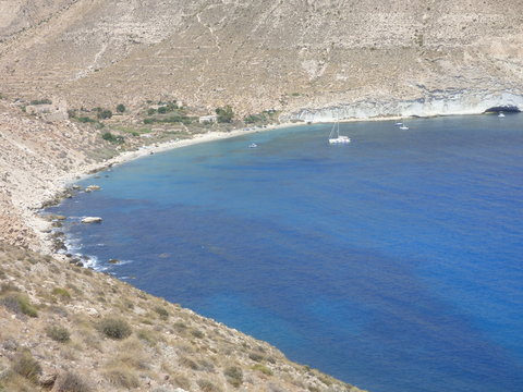 Cala de San Pedro (Cabo de Gata Almeria) en Las Negras en Nijar (Andalucia,España) Playa hippy de aguas cristalinas