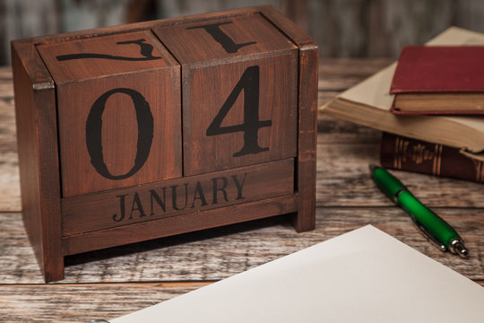 Perpetual Calendar in desk scene with blank diary page, January 4th
