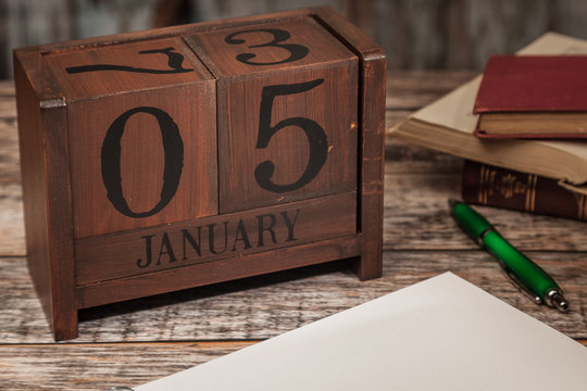 Perpetual Calendar in desk scene with blank diary page, January 5th
