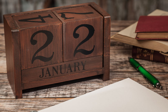 Perpetual Calendar in desk scene with blank diary page, January 22nd