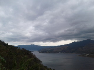 Fototapeta na wymiar Lago en dia nublado