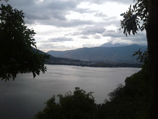 Lago en dia nublado