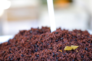 Image of brown rice with a bay leaf