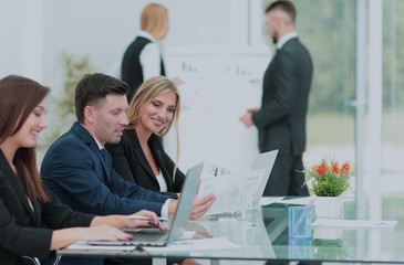 Manager of the company holds a working meeting before the busine