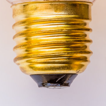 culot en cuivre d'une ampoule E 27 &agrave; vis,culot ,en cuivre,d'une ampoule ,E 27 &agrave; vis,