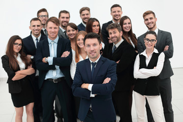 Fototapeta premium leader standing in front of a large business team