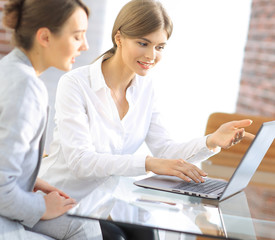 Obraz premium woman Manager shows the client information on the laptop.