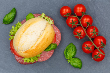 Brötchen Sandwich Baguette belegt mit Salami Schinken von oben Schieferplatte
