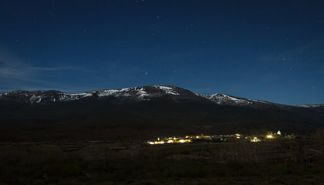 Pueblo de Chana de Somoza y Monte Teleno durante la noche. León, España.
