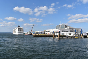 福岡市博多埠頭 停泊する外国クルーズ客船の見える港の景色