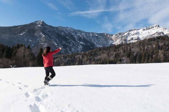 giocare e camminare sulla neve