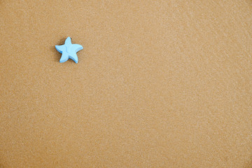 Ein blauer Stern im Sand