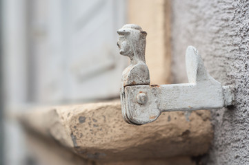 détail fermoir de volets ancien