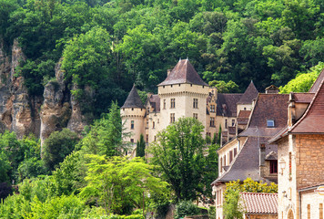 Fototapeta na wymiar Le château de La Roque Gageac vu depuis la Dordogne. Dordogne. Nouvelle Aquitaine 