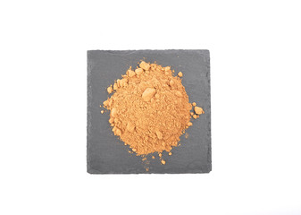 Carob auf Schiefer und weiss