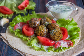 Vegetarian falafel with lettuce, tomato and white sauce